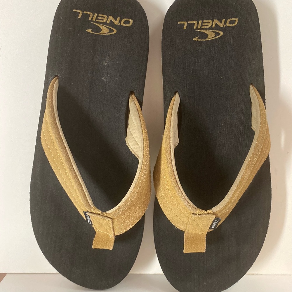GUC O’Neil flip flops